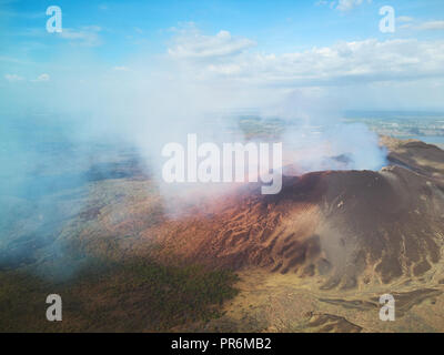 Wolken aus Rauch aus aktiven Vulkan Antenne drone Ansicht Stockfoto