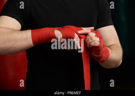 Schließen der Anwendung boxing Bandage auf Händen. Immer bereit zu kämpfen Stockfoto