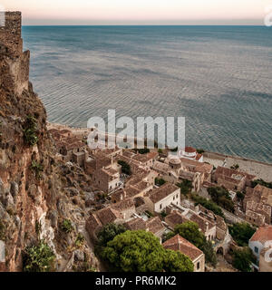 Blick von oben der alten mittelalterlichen Dorf von Monemvasia, Peloponnes, Griechenland. Stockfoto