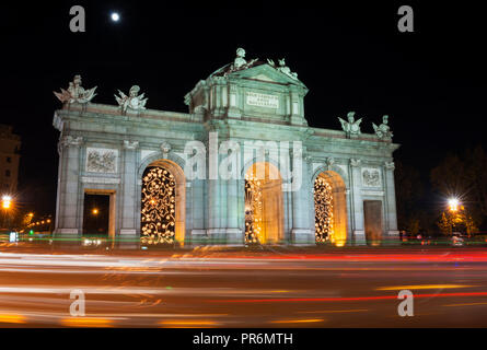 Nacht Blick auf die Puerta de Alcalá in Madrid, für Weihnachten dekoriert. Stockfoto