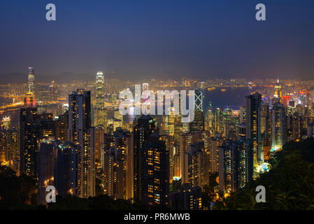 Panorama Blick auf die beleuchtete Skyline von Hongkong vom Victoria Peak in der Abenddämmerung gesehen. Stockfoto