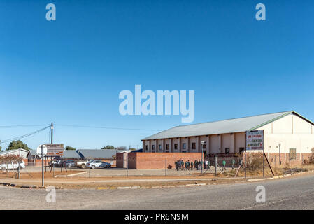 LUCKHOFF, SÜDAFRIKA, 6. August 2018: Die Luckhoff kombinierten Schule, in Luckhoff in der Provinz. Schüler, Lehrer und Fahrzeuge sind visib Stockfoto