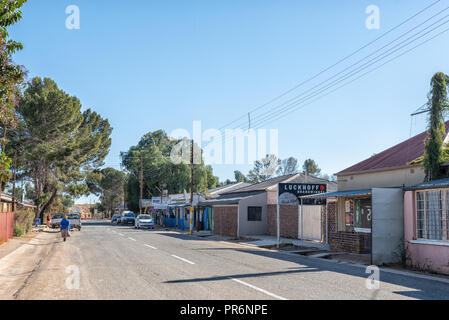 LUCKHOFF, SÜDAFRIKA, August 6, 2018: eine Straße, Szene, mit Unternehmen, Fahrzeuge und Personen, die in Luckhoff in der Provinz Stockfoto