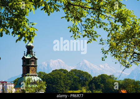 Die julischen Alpen und die Pfarrkirche des Hl. Jakobus Glockenturm. Skofja Loka. Obere Kraina. Slowenien, Europa. Stockfoto