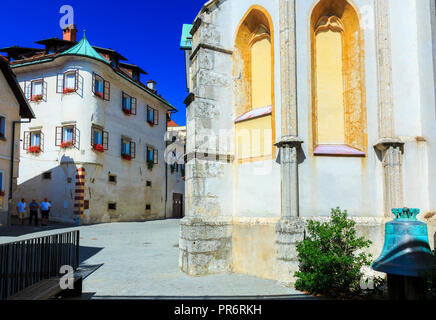 Gebäude und die Pfarrkirche des heiligen Jakob. Stockfoto