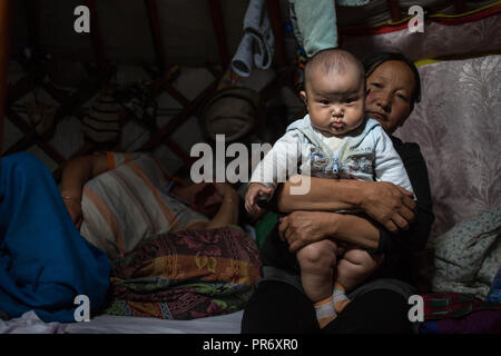 Eine Mutter gesehen, die ihren Sohn während einer Nachbarin schlafend hinter in der Nähe der Stadt Övörkhangai Uyanga in der Provinz der Mongolei. Stockfoto