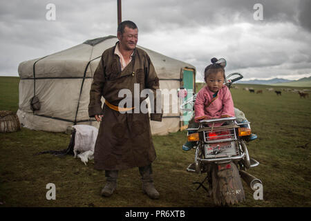 Ein lokaler Mann gesehen Ihr grand Tochter vor ihrer Jurte während eines Sturms in der Nähe der Stadt Övörkhangai Uyanga in der Provinz der Mongolei. Stockfoto