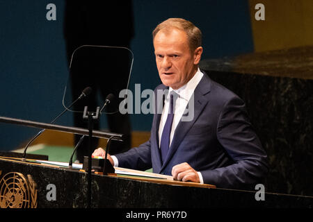 Donald Tusk, der Präsident des Europäischen Rates beobachtet, als er bei der Generalversammlung der Vereinten Nationen Allgemeine Aussprache bei den Vereinten Nationen in New York City. Stockfoto