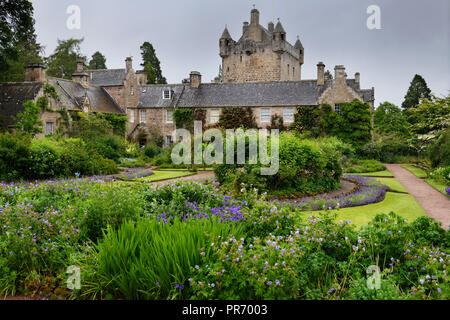 Die formale Flower Garden südlich von Cawdor Castle nach einem Regen in Cawdor Nairn Schottland Großbritannien Stockfoto