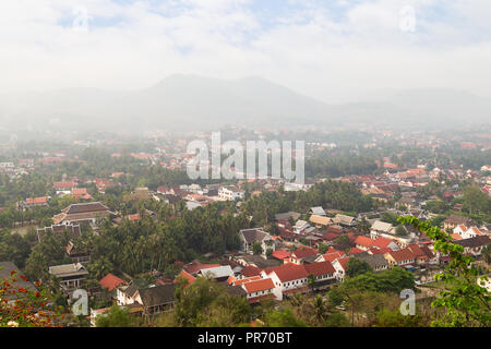 Die Stadt Luang Prabang in Laos gesehen von oben vom Berg Phousi (Phou Si, Phusi, Phu Si) an einem sonnigen Tag. Stockfoto