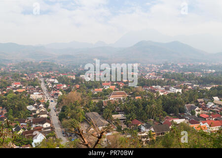 Die Stadt Luang Prabang in Laos gesehen von oben vom Berg Phousi (Phou Si, Phusi, Phu Si) an einem sonnigen Tag. Stockfoto