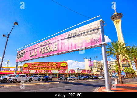 Las Vegas, Nevada, USA - 18. August 2018: Willkommen in der Innenstadt von Las Vegas Sign in der Fremont Street Las Vegas Boulevard mit Stratosphere Casino, Hotel & Tower für den Hintergrund. Sonnigen Tag, blauer Himmel. Stockfoto