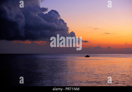 Bunte sunrise in Valletta, Malta mit Fischerboot im Hintergrund Stockfoto