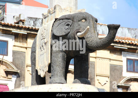 Elefanten Brunnen (Fontana dell'Elefante), das Symbol von Catania aus Lavastein, Piazza Duomo, Sizilien, Italien Stockfoto