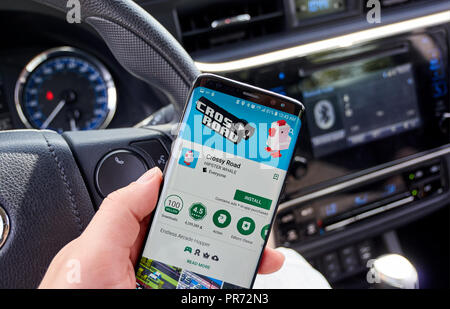 MONTREAL, KANADA - 8 August, 2018: crossy Straße android mobile video Spiel auf Samsung S8 Bildschirm in einem mans hand in ein Auto. Stockfoto