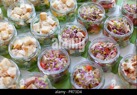 Salat Variationen in Glas. Salat im Glas. Stockfoto