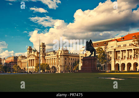 Die Statue der Rákóczi Ferenc in Lajos Kossuth tér und die nationale ethnographische Museum im Hintergrund. Budapest, Ungarn Stockfoto