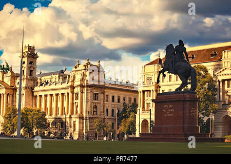 Die Statue der Rákóczi Ferenc in Lajos Kossuth tér und die nationale ethnographische Museum im Hintergrund. Budapest, Ungarn Stockfoto