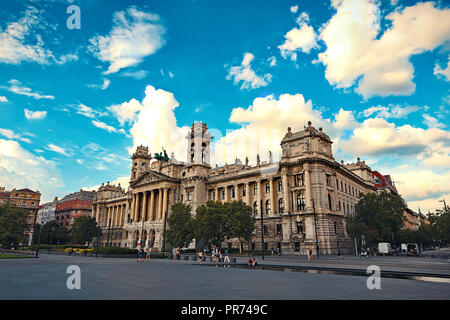 Hungarian National Museum für Ethnographie, aka Neprajzi Muzeum, an der Kossuth Lajos Platz in Budapest, Ungarn, Europa. Ansicht von vorn Stockfoto