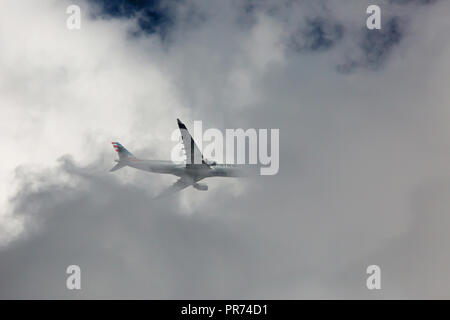 CHARLOTTE, NC (USA) - 29. September 2018: ein American Airlines Commercial jet navigiert durch Gewitterwolken, da es Ansätze eines Flughafens. Stockfoto