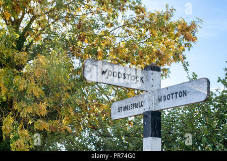 Woodstock Stadt Wegweiser im September. Oxfordshire, England Stockfoto