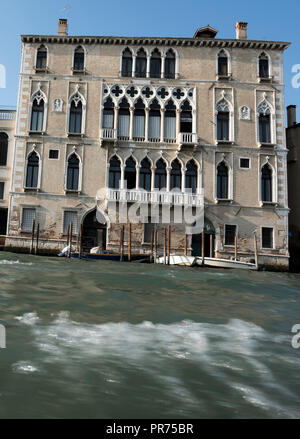 Welle, verursacht durch die Navigation auf den Canal Grande in Venedig, Italien Stockfoto