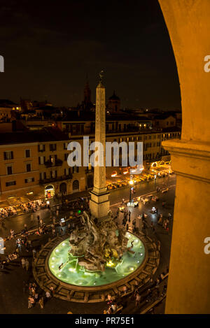 Areal Blick auf den Brunnen der vier Flüsse auf der Piazza Navona in Rom, Italien Stockfoto