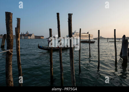 Große Kreuzfahrt Schiff segeln vorbei an Venedig, Italien Stockfoto