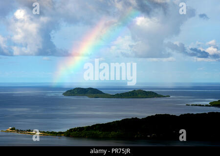 Luftbild von der Lagune von Pohnpei mit einem Regenbogen, Föderierte Staaten von Mikronesien Stockfoto