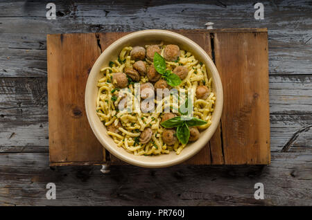 Hausgemachte Spätzle, Grill, Wurst und frischem Käse, Kräuter auf rustikalen Holzbrett, Essen Fotografie Stockfoto