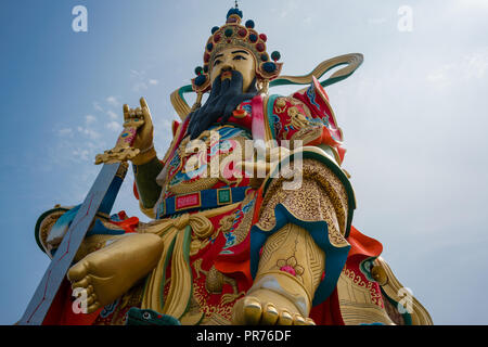 Nahaufnahme der Statue taoistischer Gott Xuan Tian Shang Di im Lotus Teich in Kaohsiung, Taiwan Stockfoto