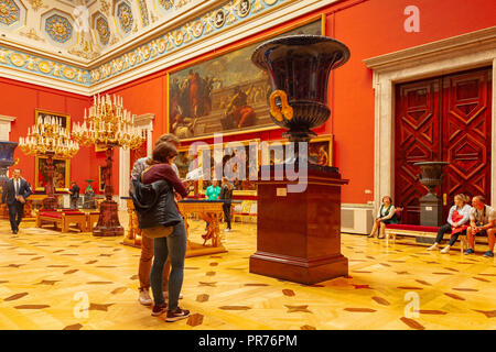 19. September 2018: St. Petersburg, Russland - Junges Paar Studium einen Reiseführer beim Stehen in der Nähe eines großen Urne in der Halle der italienischen Malerei, Einsiedler Stockfoto