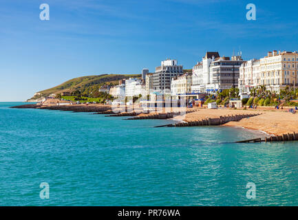 Eastbourne mit Beachy Head in der Ferne. Stockfoto