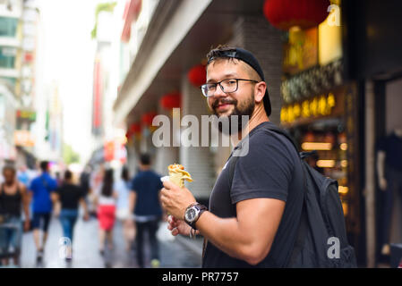 Ausländer essen Chinesisch Essen auf der Straße Stockfoto