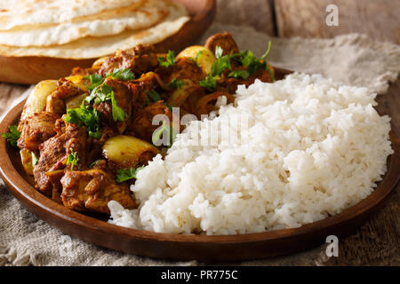 Huhn tun Pyaaza in einer Vielzahl von Gewürzen, Joghurt und kasoori Methi mit Reis und Fladenbrot auf einem Tisch gekocht. Horizontale Stockfoto