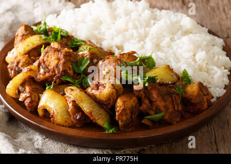 Chicken do pyaza (dopiaza) Rezept mit Zwiebel mit garnieren Reis close-up auf einem Teller horizontal Stockfoto