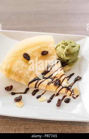 Flor mit Grüntee-Eis mit Schokoladensauce Stockfoto