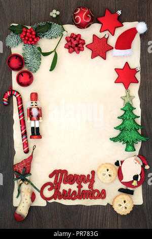 Leere Brief an Santa Claus oder Party Einladung mit Frohe Weihnachten Zeichen auf leeres Pergamentpapier mit Dekorationen, Mince Pies und Winter Flora. Stockfoto