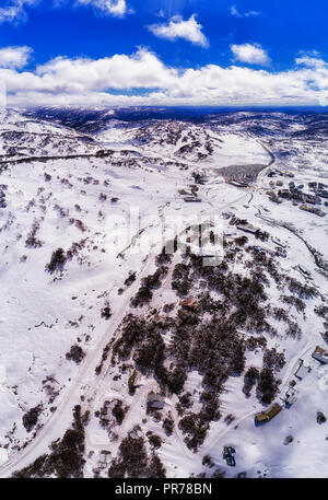 Regionale abgelegenen Dorf Perisher Valley High in Snowy Mountains in Australien im Winter Ski Saison mit viel Schnee auf Pisten des Resorts. Stockfoto