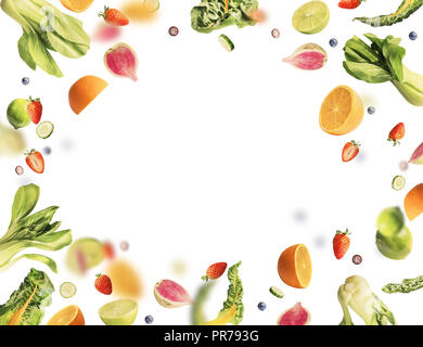 Flying Obst und Gemüse Zutaten auf weißem Hintergrund. Gesunde Ernährung Konzept Stockfoto