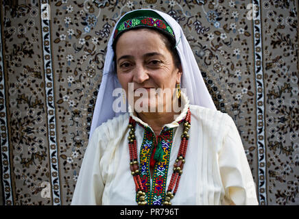 Traditionell gekleidete Frau aus dem Pamir (Tadschikistan) Sie ist eine nizari ismaili. Stockfoto