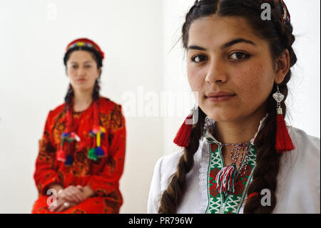 Traditionell gekleidete Frauen aus der Region Pamir (Tadschikistan). Beide sind nizari ismailis. Stockfoto