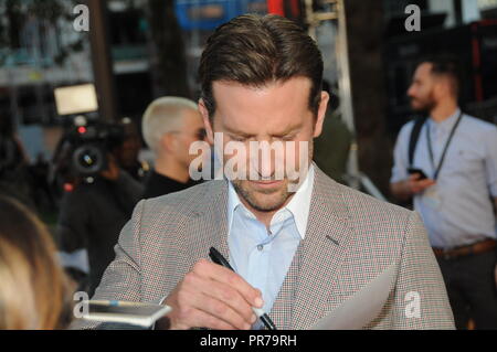 Der Schauspieler und Produzent, Bradley Cooper, der ein Star wird geboren, in London Premiere des Films. Stockfoto