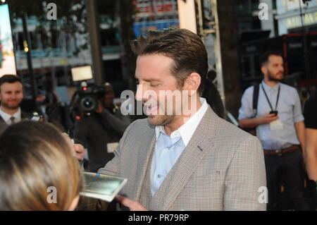 Der Schauspieler und Produzent, Bradley Cooper, der ein Star wird geboren, in London Premiere des Films. Stockfoto