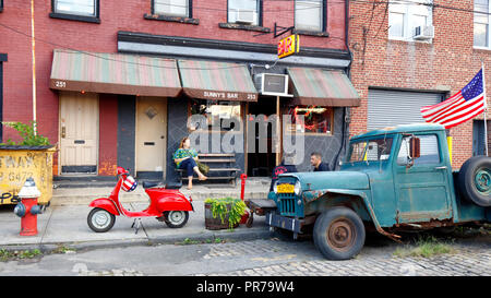 Sunny's Bar, 253 Conover Street, Brooklyn, New York. NYC-Schaufensterfoto einer Bar in Red Hook. Stockfoto