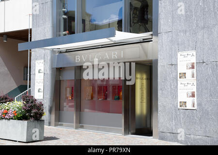 Sankt Moritz, Schweiz: shopping Windows mit Luxus Mode und Accessoires Marken, an einem sonnigen Tag Stockfoto