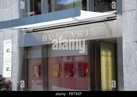 Sankt Moritz, Schweiz: shopping Windows mit Luxus Mode und Accessoires Marken, an einem sonnigen Tag Stockfoto