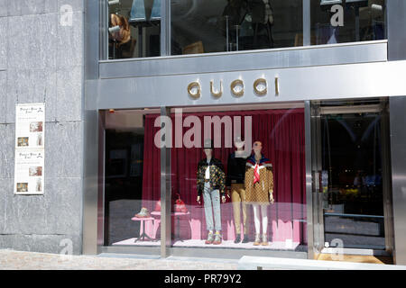 Sankt Moritz, Schweiz: shopping Windows mit Luxus Mode und Accessoires Marken, an einem sonnigen Tag Stockfoto