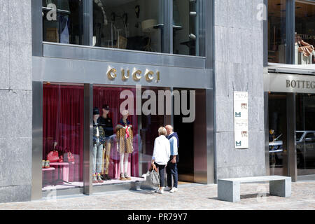 Sankt Moritz, Schweiz: shopping Windows mit Luxus Mode und Accessoires Marken, an einem sonnigen Tag Stockfoto