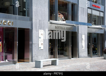 Sankt Moritz, Schweiz: shopping Windows mit Luxus Mode und Accessoires Marken, an einem sonnigen Tag Stockfoto
